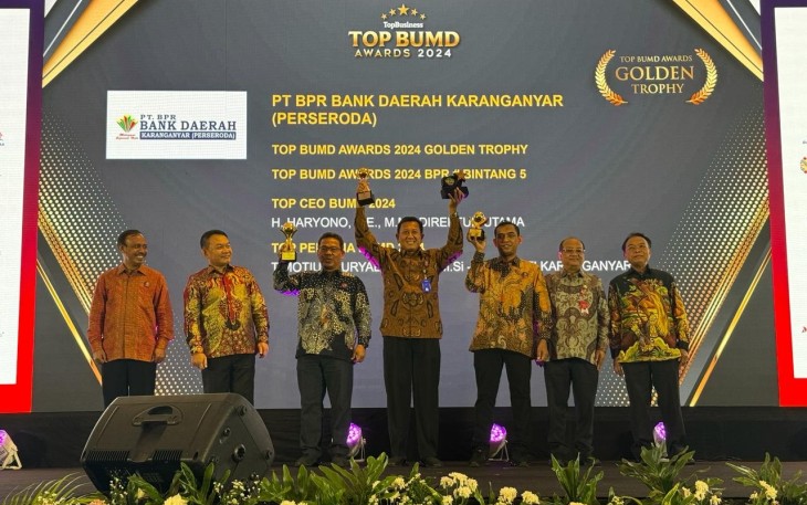 Penganugerahan Top Golden Trophy kepada Bank Daerah Karanganyar dalam ajang penghargaan Top BUMD Awards 2024, Rabu (20/3/2024), di Jakarta. Foto : Istimewa