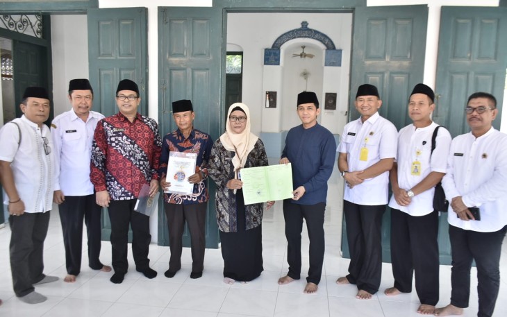 Wakil Menteri Agraria dan Tata Ruang/Wakil Kepala Badan Pertanahan Nasional (Wamen ATR/Waka BPN), Raja Juli Antoni menyerahkan sertipikat tanah untuk situs Makam Sunan Bonang