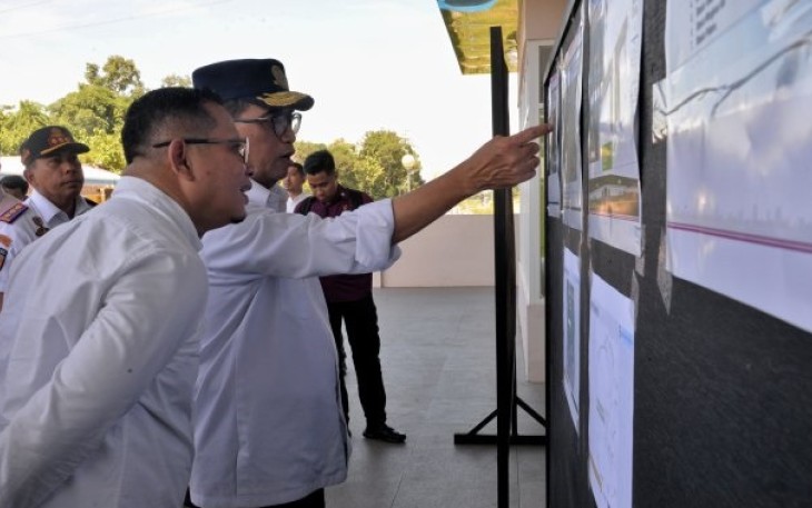Menteri Perhubungan Budi Karya Sumadi saat meninjau proyek KA Makassar-Parepare, Rabu (21/2). 