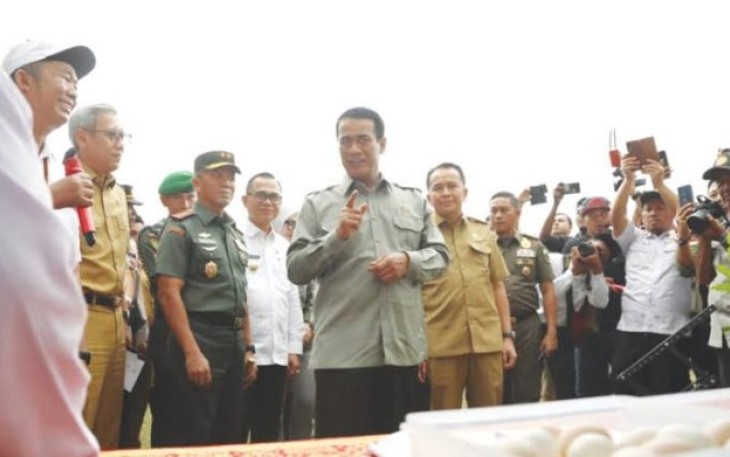Menteri Pertanian (Mentan) Andi Amran Sulaiman memastikan para petani di Desa Sumber Urip, Kecamatan Muara Telang, Kabupaten Banyuasin, Provinsi Sumatera Selatan akan mendapat bantuan benih unggul, pupuk hingga prasarana alat mesin pertanian atau mekanisasi
