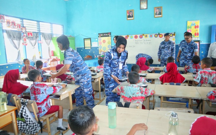 Lanud Sultan Hasanuddin Gelar Uji Coba Makan Bergizi di Sekolah Angkasa dan SDN 56 Pattongtongan