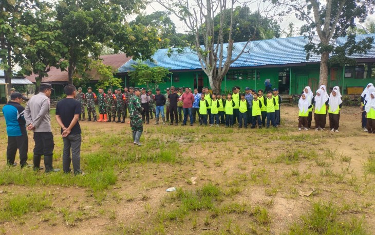 Koramil 1001-08/Sungai Pandan bersama siswa-siswi SMP N 03 Sungai Pandan bersihkan lingkungan sekolah dalam rangka Mencegah Banjir dan Munculnyan Wabah Penyakit bertempat di Desa Pangkalan Sari Kec. Sungai Pandan, Kab. Hulu Sungai Utara. Kamis (18/01/2024)