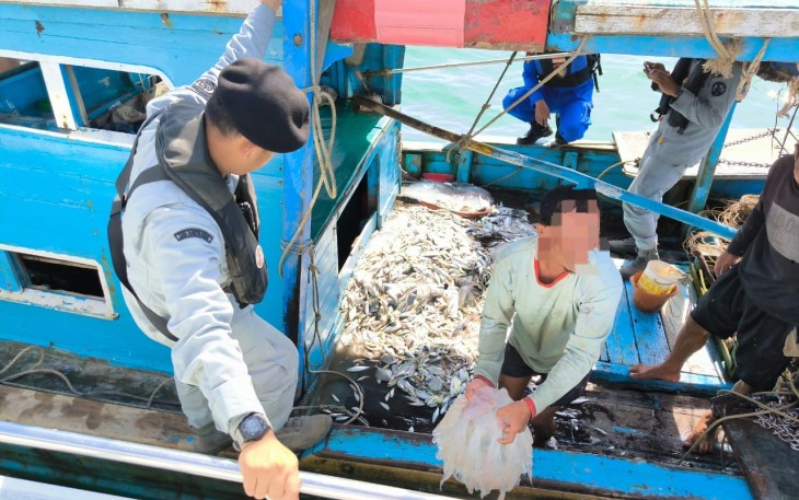 Stasiun Bakamla Sambas Amankan Nelayan Nakal Pengguna Pukat Harimau