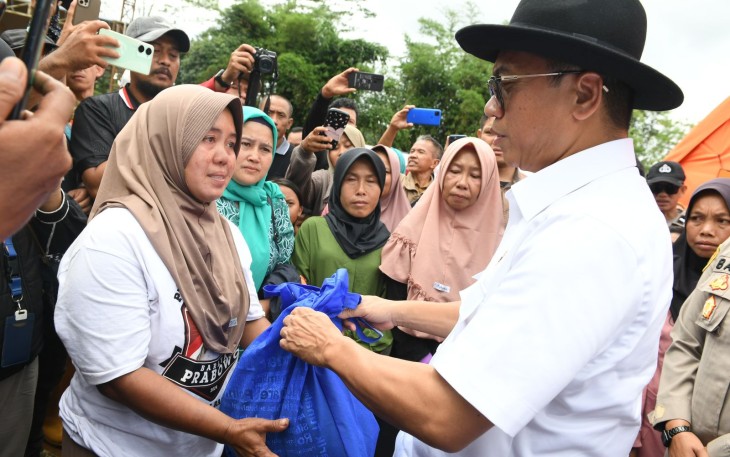 Mendes Yandri saat meninjau lokasi pengungsian korban bencana alam di Desa Lembur Sawah Kecamatan Pabuaran Kabupaten Sukabumi, Senin (23/12/2024).