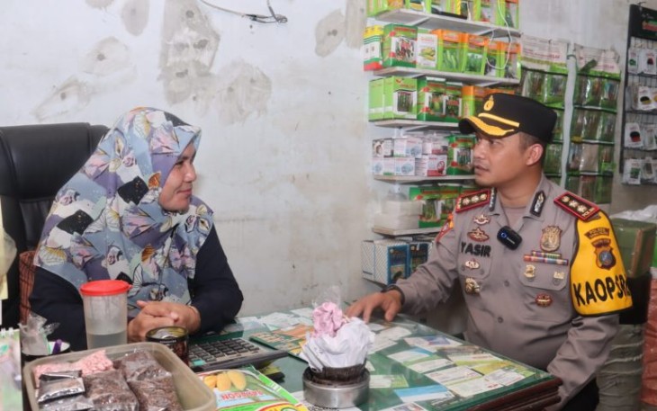 Kapolres Tapsel, AKBP Yasir Ahmadi, berbincang dengan pengusaha guna memberi jaminan rasa kenyamanan dalam menjalankan usahanya