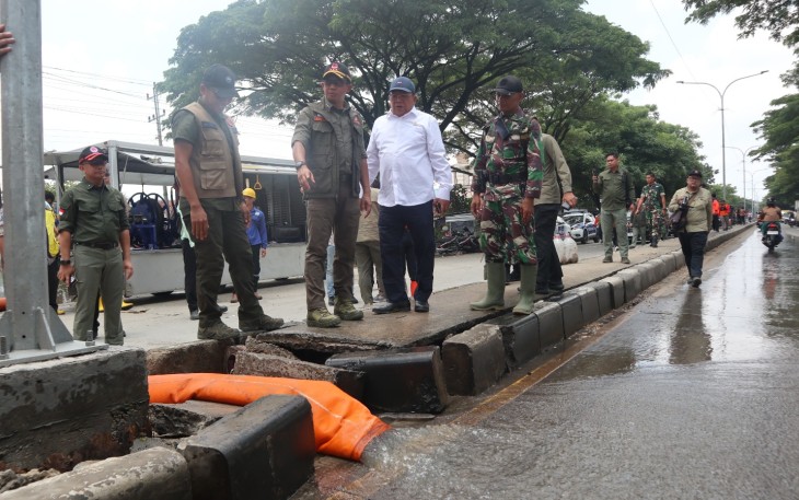 Kepala BNPB Letjen TNI Suharyanto saat kembali sambangi wilayah terdampak banjir di Kabupaten Demak, Jawa Tengah pada Rabu (20/2).