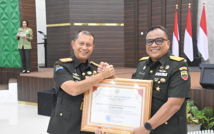 Komandan Korem 031/Wira Bima Brigjen TNI Dany Rakca S.A.P., M.Han, memimpin Serah Terima Jabatan (Sertijab) dan Tradisi Korps Kepala Staf Korem (Kasrem) 031/Wira Bima, di Auditorium Kaharudin Nasution, Jln.Mayor Ali Rasyid No.1 Kota Pekanbaru. Pada hari Kamis (14/3)