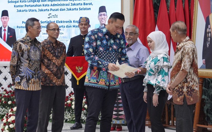 Menteri Agraria dan Tata Ruang/Kepala Badan Pertanahan Nasional (ATR/BPN), Agus Harimurti Yudhoyono (AHY) Memberikan sertipikat tanah dalam bentuk elektronik