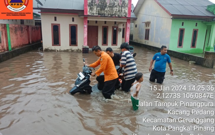 Banjir dengan ketinggian antara 20 hingga 30 cm terjadi di Kota Pangkalpinang, Provinsi Bangka Belitung, Senin, (15/01) PKl. 12.30 WIB. Banjir terjadi karena hujan berlangsung selama 5 jam dengan intesitas sedang hingga lebat disertai angin kencang ditambah pasang air laut di angka 2,6 meter