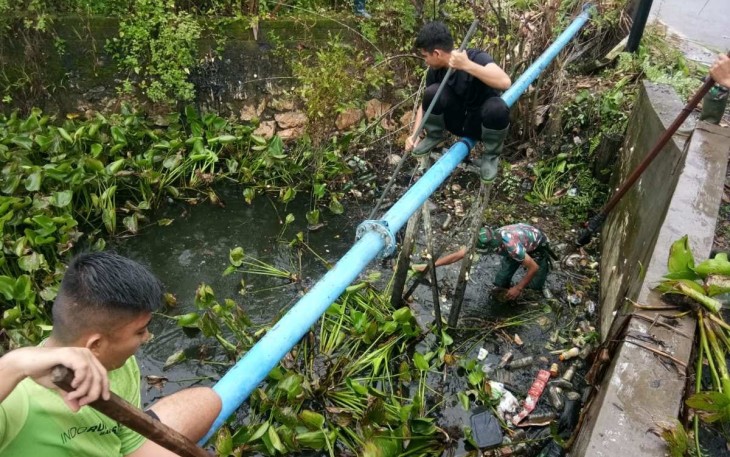 Koramil 1001-07/Amuntai Tengah Kodim 1001/HSU-Blg melaksanakan karya bakti di Kelurahan Murungsari, Kecamatan Amuntai Tengah, Kabupaten Hulu Sungai Utara, Senin, (26/02/2024)