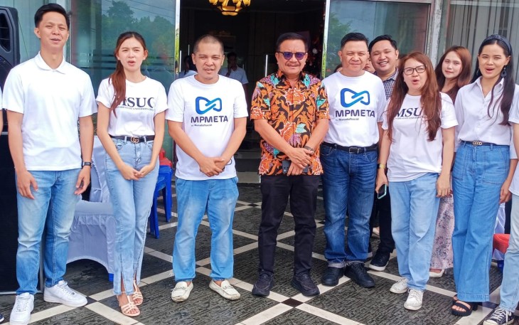 Wali Kota Bitung Maurits Mantiri menggunakan Kemeja Batik saat foto bersama dengan Management Manadopost di perayaan HUT Ke 37 Manadopost