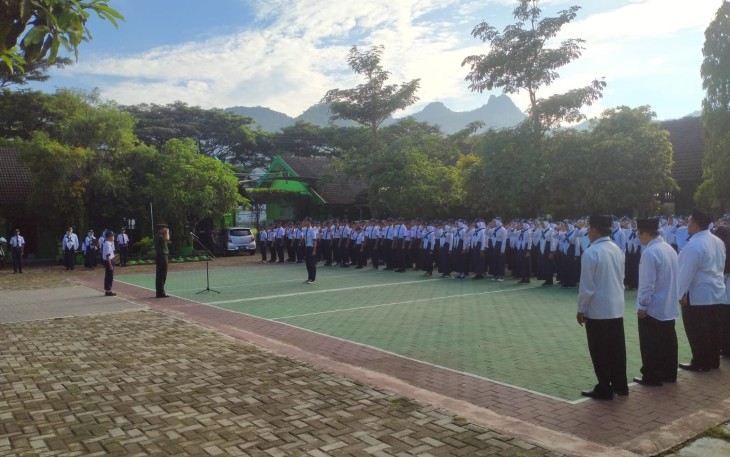 Kegiatan upacara bendera yang di laksanakan satu minggu sekali di MTSN 2 Kebonagung Kab. Pacitan kali ini terasa sangat istimewa, karena di pimpin langsung oleh Danramil 0801/02 Kebonagung Kodim 0801/Pacitan Letda Cpl Indra Masruhin.
