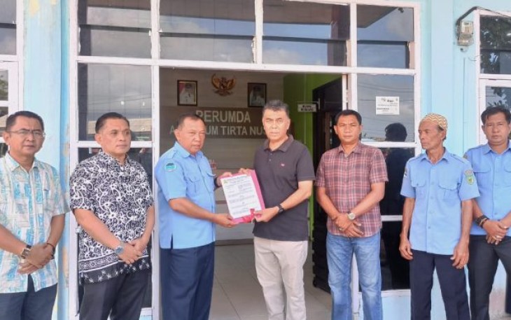 Bupati Natuna Serahkan Bantuan 1 Unit Mobil Tanki ke Direktur Perumda Air Minum Tirta Nusa 