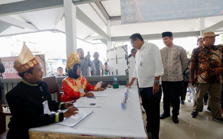 Penjabat Gubernur Jawa Tengah, Nana Sudjana meninjau pelaksanaan pemilu 2024 di wilayahnya, Rabu (14/2/2024). Berdasarkan tinjauan, pelaksanaan pemungutan suara di sejumlah daerah berjalan lancar
