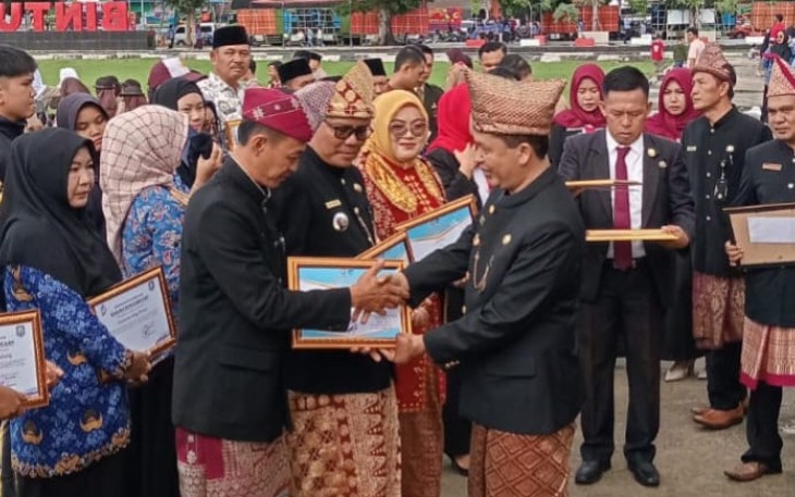 Wakil Bupati Kaur saat Penyerahan Piagam Penghargaan