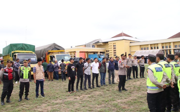 Polres Oku Timur Laksanakan Giat Pengamanan dan Pengawalan Logistik Pemilu 
