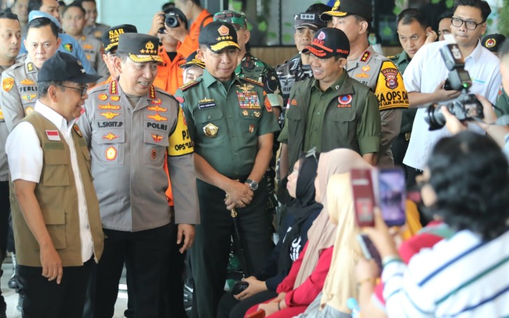 Kepala BNPB Letjen TNI Dr. Suharyanto, S.Sos., M.M (kemeja dan rompi hijau) bersama jajaran pimpinan kepala lembaga saat menyapa penumpang yang ingin menggunakan kapal di Pelabuhan Merak, Kota Cilegon, Banten pada Selasa (24/12)