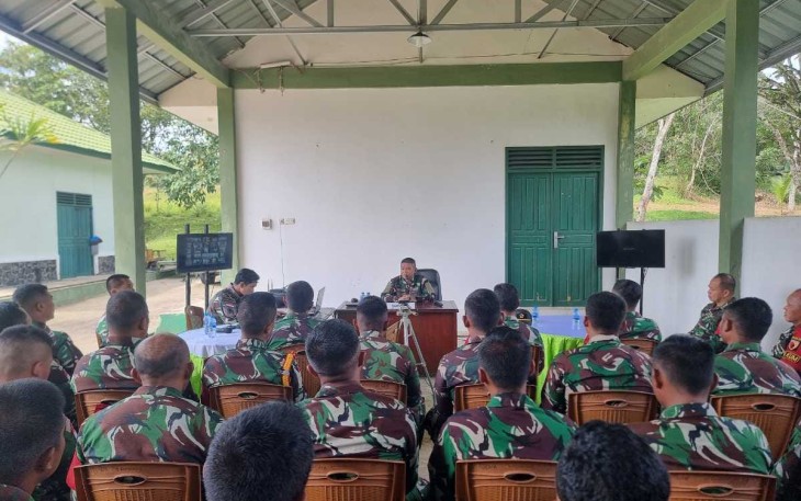 Komandan Satgas (Dansatgas) Pamtas RI-Malaysia Yonzipur 5/ABW, Letnan Kolonel Czi Shobirin Setio Utomo, S.H. memberikan jam Komandan kepada seluruh personel baik yang sedang Satgas dan Korum melalui Video Conferens (Vicon) di Markas Komando Taktis (Ma Kotis) Nanga Badau, Kecamatan Badau, Kabupaten Kapuas hulu, Senin (30/12/2024)