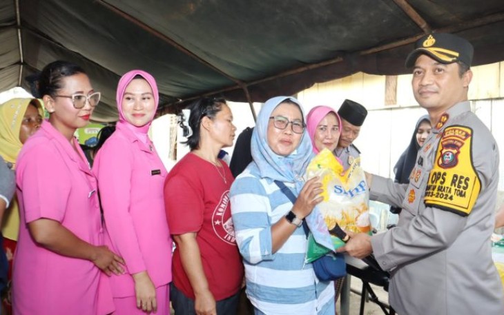 AKBP Yasir Ahmadi, SIK, MH, sediakan ratusan paket sembako murah bagi masyarakat di Desa Langkimat, Kecamatan Simangambat, Kabupaten Padang Lawas Utara, Sabtu (16/03/2024)