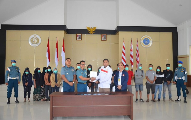 Tim gabungan TNI AL yaitu tim Fleet One Quick Response (F1QR) Lanal Dumai dan Pos Angkatan Laut (Posal) Bengkalis berhasil menggagalkan pemberangkatan Pekerja Migran Indonesia (PMI) non prosedural sebanyak 16 orang di Desa Sepahat, Kecamatan Bukit Batu, Kabupaten Bengkalis, Riau, Rabu (17/01)