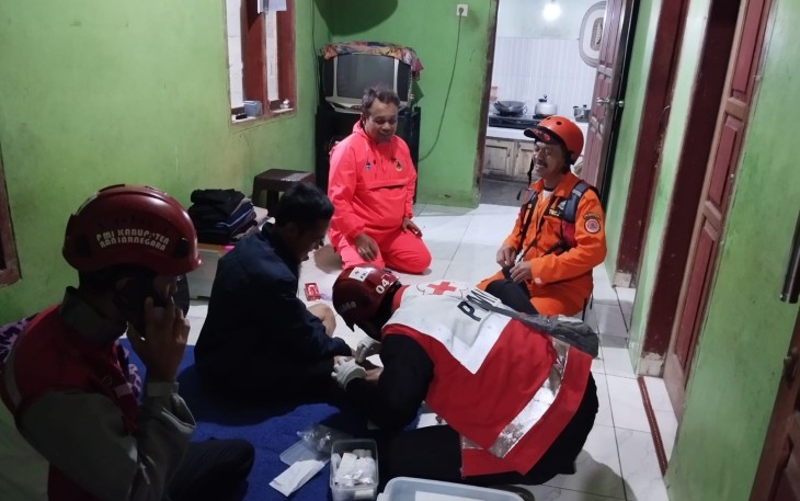 BPBD bersama, Dinsos, dan PMI memberikan bantuan logistik ke titik-titik pengungsi dan mendirikan pos Kesehatan. 