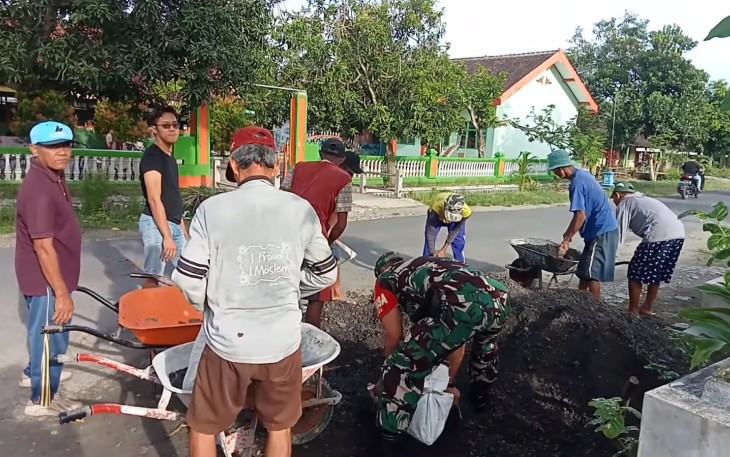 Babinsa Bringin Bersama Warga Kerja Bakti di Wilayah