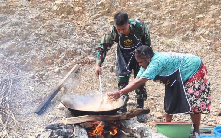 Kolaborasi Chef Mamba Satgas 330 dan Mama Papu