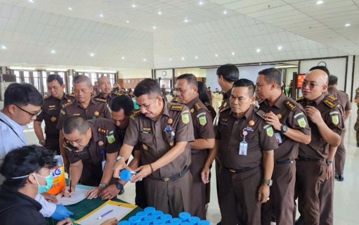 Jaksa dan Pegawai Tes Urine di tes urine oleh Badan Narkotika Nasional Provinsi Kalbar, yang dipimpin langsung oleh Kepala Kejaksaan Tinggi Kalbar Dr. Drs. Muhammad Yusuf, SH, MH. (19/02/2024)
