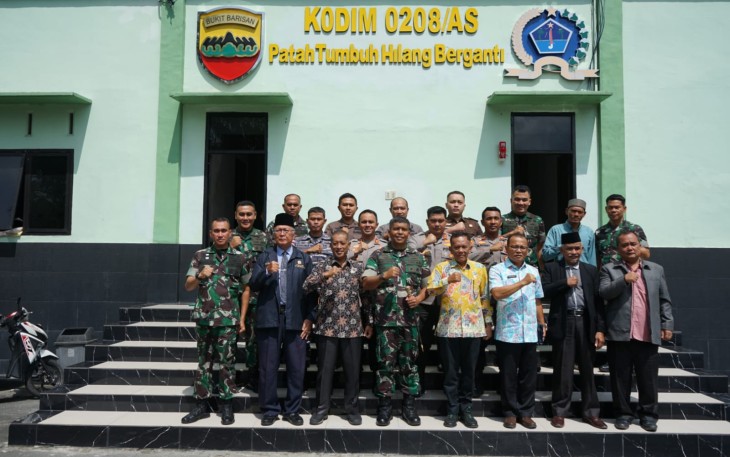 Bupati Serahkan Plakat Kepada Komandan Korem 022/Pantai Timur