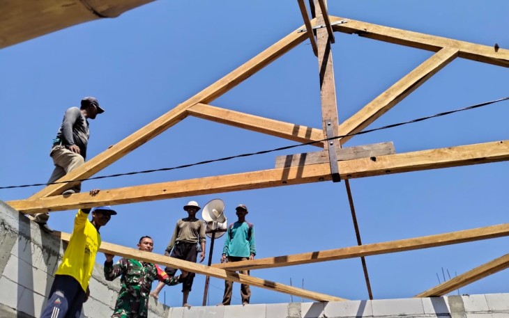 Babinsa Kaibon Bantu Warga Renovasi Mushola