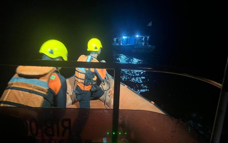 Prajurit Pos TNI Angkatan Laut (Posal) Muara Kubu Lantamal XII Pontianak yang tergabung dalam tim SAR gabungan bersama Basarnas Kayong Utara, Polairud Teluk Batang, Polairud Muara Kubu, dan Kesatuan Penjagaan Laut dan Pantai (KPLP) Muara Kubu berhasil mengevakuasi delapan orang pemancing yang terdampar akibat mesin perahu mati di Perairan Padang Tikar, Kabupaten Kubu Raya, Pontianak, Kalimantan Barat, Senin (01/01)