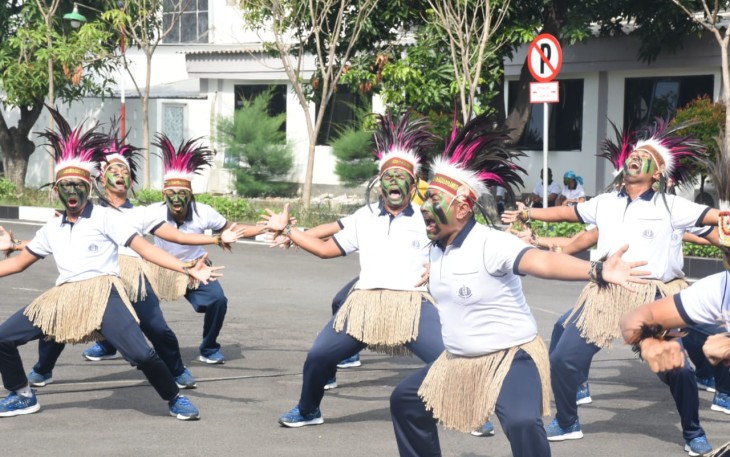 Pangkalan Utama TNI Al (Lantamal) V menggelar lomba kreatifitas yel – yel dengan tujuan untuk memeriahkan peringatan HUT Lantamal V ke– 74 di Lapangan Apel Mako Lantamal V, Perak Surabaya. Jumat (05/01/2024)