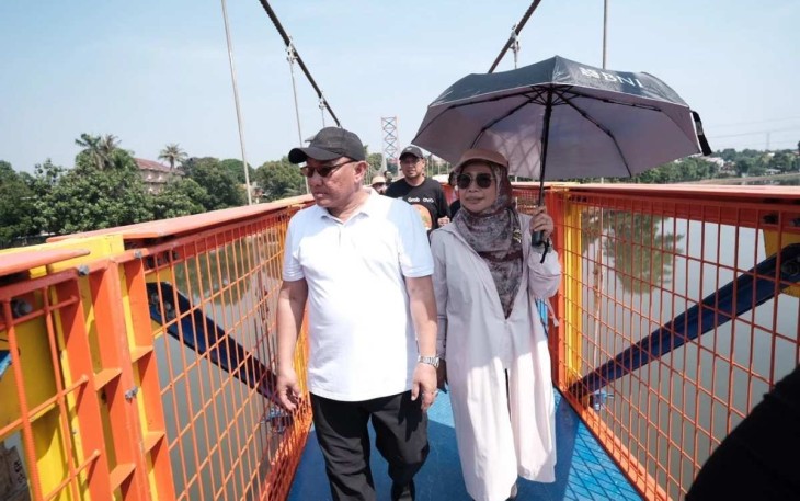 Walikota Depok Mohammad Idris saat meninjau jembatan gantung di area taman Albar, Kamis (19/9)