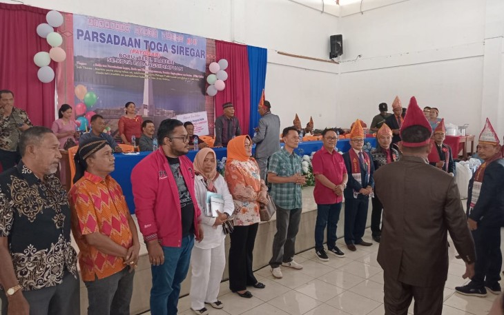 Calon Walikota Padangsidimpuan Dr. Hapendi Harahap, SH, SpN, MH bersama wakilnya Gempar Nauli Hamonangan Nasution, S.Sos, MSP disambut ratusan Parsadaan Toga Siregar, Boru, Bere, Ibabere,dengan Yel, yel "Hapendi Harahap Menggemparkan, Hapendi Harahap Menyala Abangku," di Aula Sekolah Minggu HKBP Habincaran Jalan Gereja Kelurahan Wek V Kecamatan Padangsidimpuan Selatan Kota Padangsidimpuan, Sumatera Utara, Senin (16/9/2024)