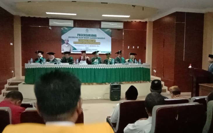 Mahasiswa pascasarjana Universitas Islam Negeri (UIN) Alauddin Makassar Drs Renreng MA mengikuti sidang promosi doktor di Fakultas Tarbiyah dan Keguruan UIN Alauddin Makassar, Samata, Kabupaten Gowa, Sulawesi Selatan, Kamis (12/12/2024). Renreng berhasil meraih gelar doktor usai mempertahankan disertasinya yang berjudul "Metode Mangqul pada Pembelajaran Al-Quran Hadits Majelis Taklim Lembaga Dakwah Islam Indonesia (LDII) Kota Makassar".