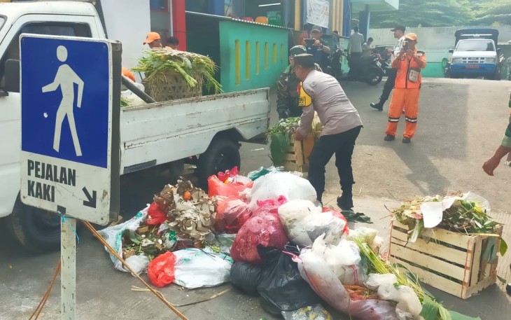 Koramil 03/Pasar Rebo Karya Bakti Bersihkan Sampah