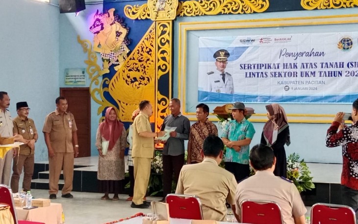 Pemerintah Daerah Kab. Pacitan melalui BPN kembali memberikan sertifikat atas kepemilikan tanah bagi para pelaku Usaha Kecil dan Mikro (UKM) yang ada di Desa Belah, Kec. Donorojo, Kab. Pacitan, Selasa (09/01/2024)