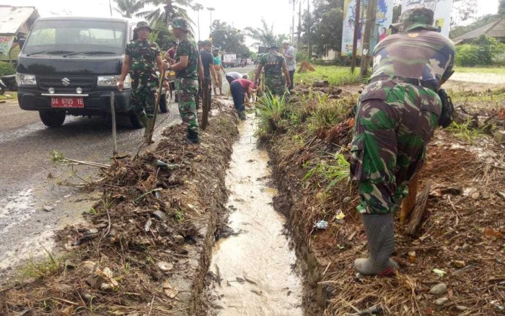 Koramil 1001-01/Juai melaksanakan Kegiatan Karya Bakti mengantisipasi Bencana Banjir & Wabah Penyakit yang bertempat di Desa Mungkur Uyam, Kecamatan Juai, Kabupaten Balangan, Selasa (23/01/2024)