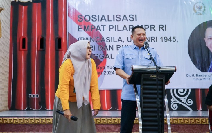 Ketua MPR RI sekaligus Wakil Ketua Umum Partai Golkar dan Ketua Umum Ikatan Motor Indonesia (IMI) Bambang Soesatyo saat Sosialisasi Empat Pilar MPR RI hari ke-8 dalam kunjungannya ke Dapil-7 Jawa Tengah bersama Ikatan Motor Indonesia (IMI) Banjarnegara Jawa Tengah, Kamis (25/1/24) 