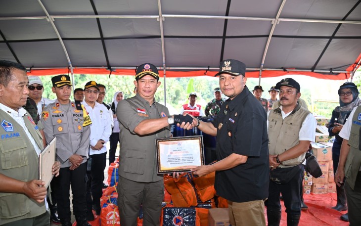 Kepala Badan Nasional Penanggulanan Bencana (BNPB) Letjen TNI Suharyanto S.Sos.,M.M meninjau lokasi terdampak tanah longsor di Kampung Cipondok, Desa Pesanggrahan, Kecamatan Kasomalang, Kabupaten Subang, Jawa Barat pada Rabu (10/1)