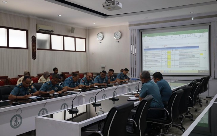 Komandan Pangkalan Utama TNI AL (Danlantamal) V Brigjen TNI Marinir Joni Sulistiawan, S. H., M. Han., diwakili oleh Wadan Lantamal V Kolonel Marinir Baedhowi Oktafidia memimpin langsung rapat Proses Pembangunan Zona Integritas (ZI) dan Reformasi Birokrasi (RB) yang berlangsung di Ruang Rapat Mako Lantamal V, Perak Surabaya, Kamis (25/01/2024)