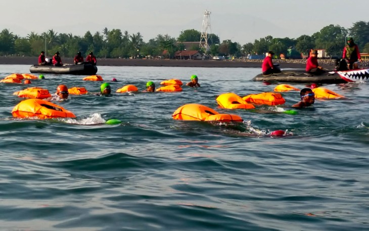  Siswa Dikko Marinir Angkatan 173 Lattek Tahap Renang Laut  