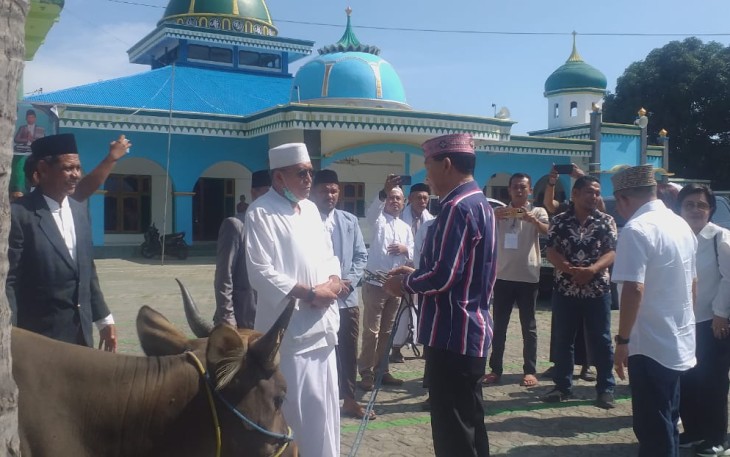 Penyerahan hewan kurban oleh Calon Bupati Manggarai, Herybertus Ngabut 