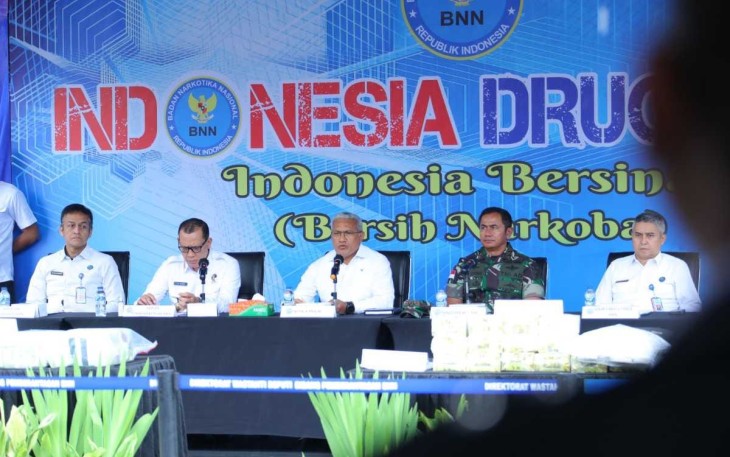 BNN saat gelar gelar ungkap kasus narkotika dan pemusnahan barang bukti narkotika jenis ganja serta sabu, di Lapangan Parkir Gedung BNN, Cawang, Jakarta Timur, pada Jumat (19/1).