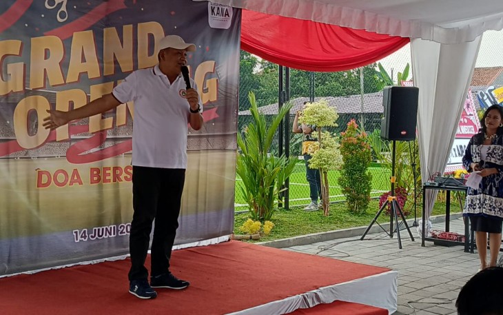 Ketua Askab PSSI Karanganyar Prihanto, memberikan sambutan dalam acara grand opening Solo International Minisoccer (SIM), di kawasan Colomadu, Karanganyar, Jumat (14/6/2024).