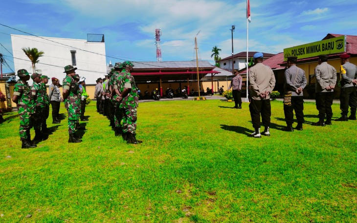 Personel Kodim 1710/Mimika Bersama Polri Amankan Lokasi Rawan Gangguan Kamtibmas Pasca Pemilu 2024