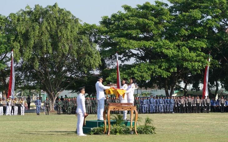 Upacara Pengibaran Bendera Merah Putih memperingati HUT Kemerdekaan Republik Indonesia ke-79 di Alun - alun Karanganyar, pada Sabtu pagi (17/8/2024)