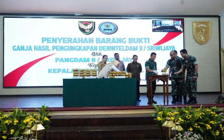 Penyerahan barang bukti Narkoba jenis Ganja Kering seberat 26, 164 kg berdasarkan laporan dari Masyarakat, Palembang, Sumatera Selatan, Selasa (13/02/2024).