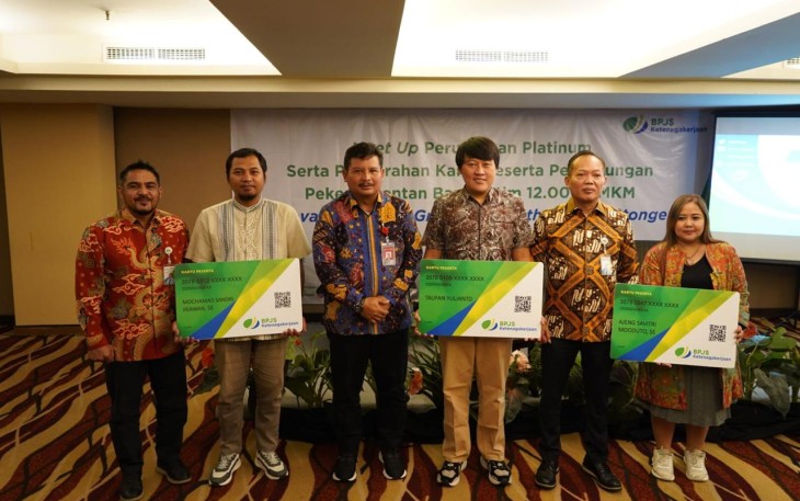 Penyerahan kartu BPJS Ketenagakerjaan kepada pekerja rentan tersebut dilakukan secara simbolis oleh SEVP Korporasi, Sindikasi, dan Kelembagaan Bank Jatim Koerniawan Prijambodo dengan didampingi oleh Kepala Kantor Wilayah Jawa Timur BPJS Ketenagakerjaan Hadi Purnomo pada hari Kamis (22/2). 