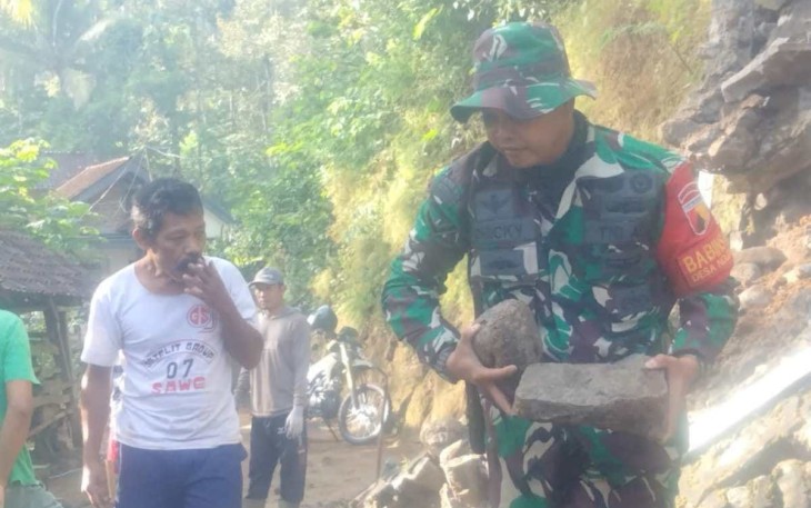 Serda Dhicky penuh semangat membersihkan longsoran tanah yang telah merugikan lingkungan 
